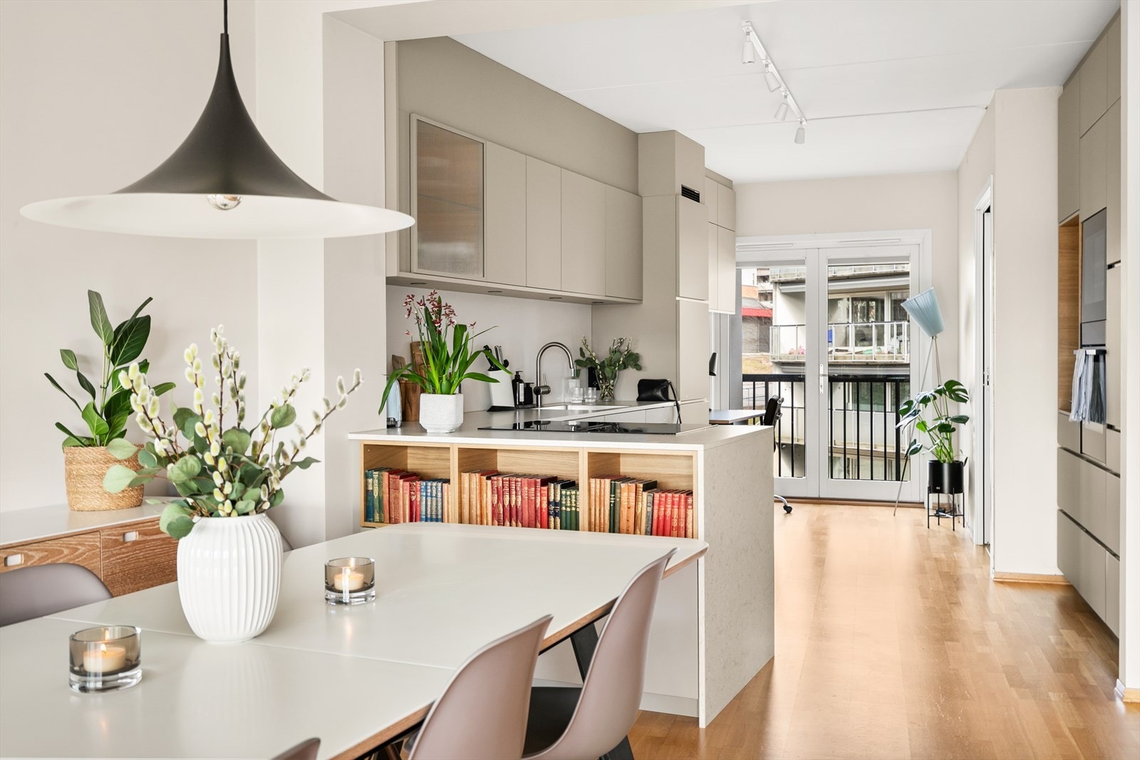 Kjøkkenet er et moderne og funksjonelt rom, designet for både matlaging og sosialt samvær. Galleribilde