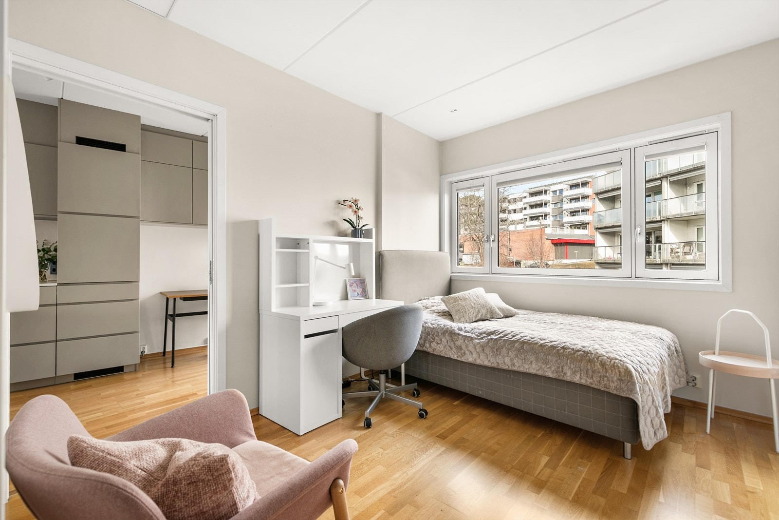 Rommet har plass til både seng og en liten arbeids- eller sittegruppe. Galleribilde