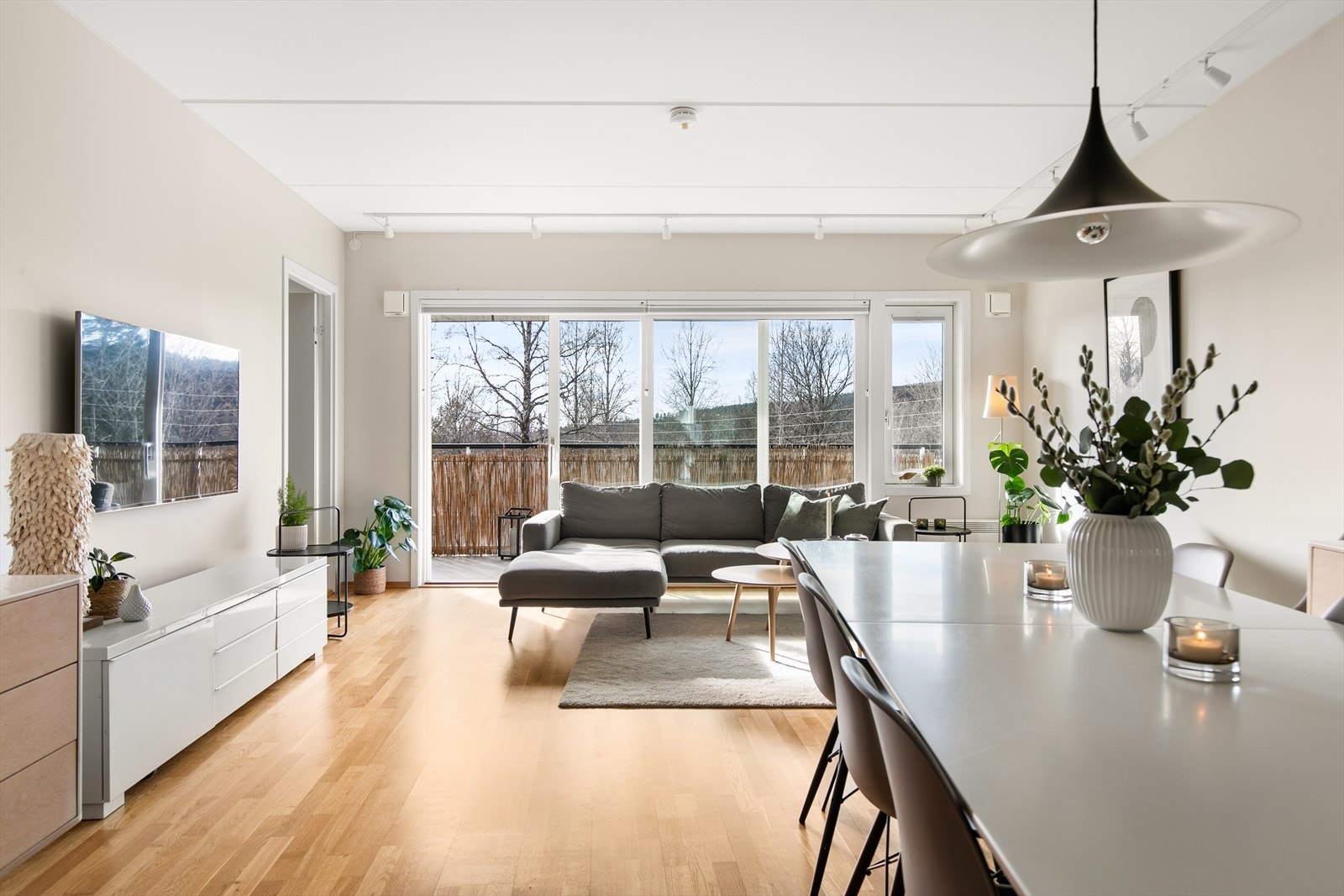 Stuen er romslig og har store vindusflater som slipper inn rikelig med dagslys. Galleribilde