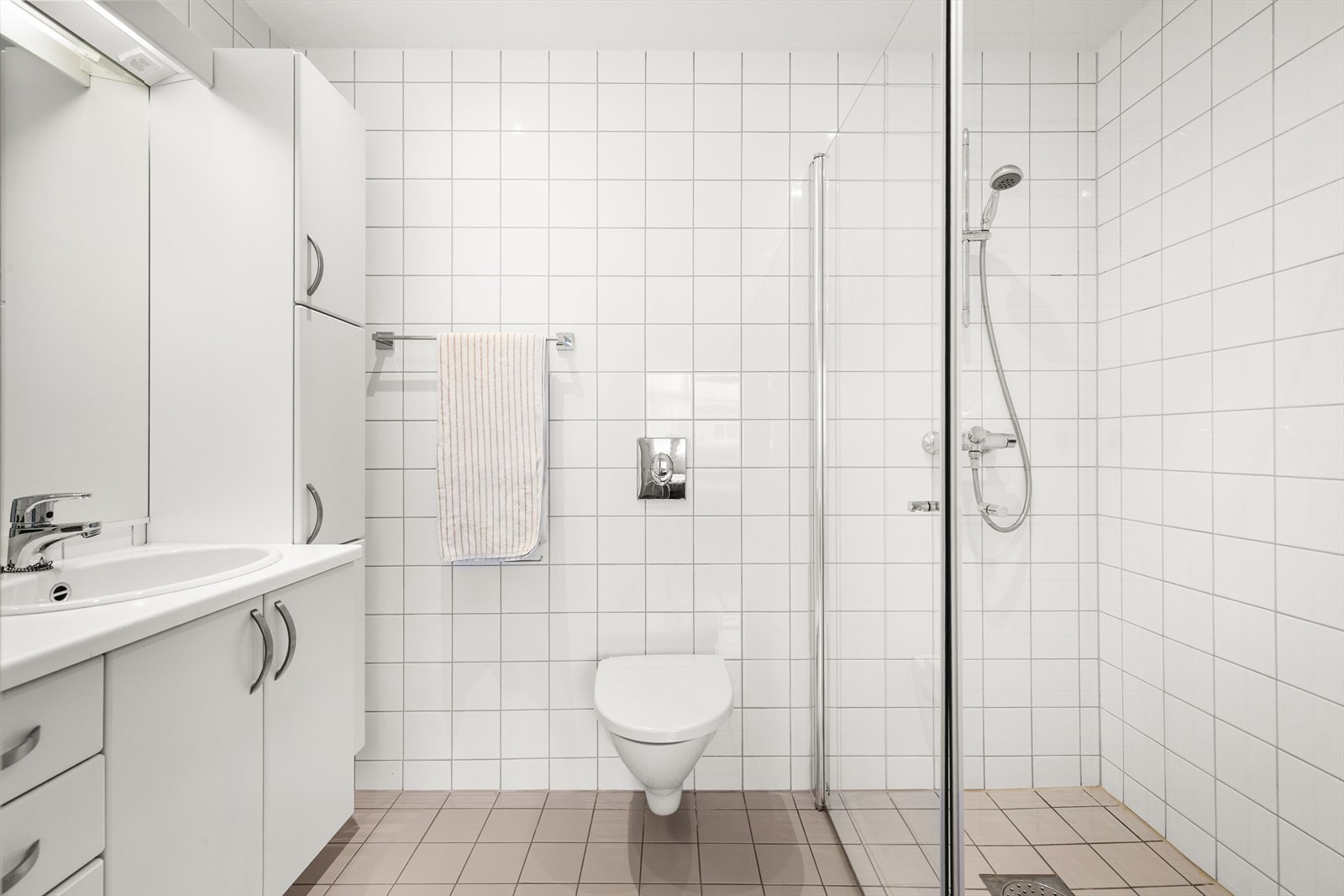 Det ene badet har adkomst fra hovedsoverommet og er utstyrt med vegghengt toalett og dusj. Galleribilde