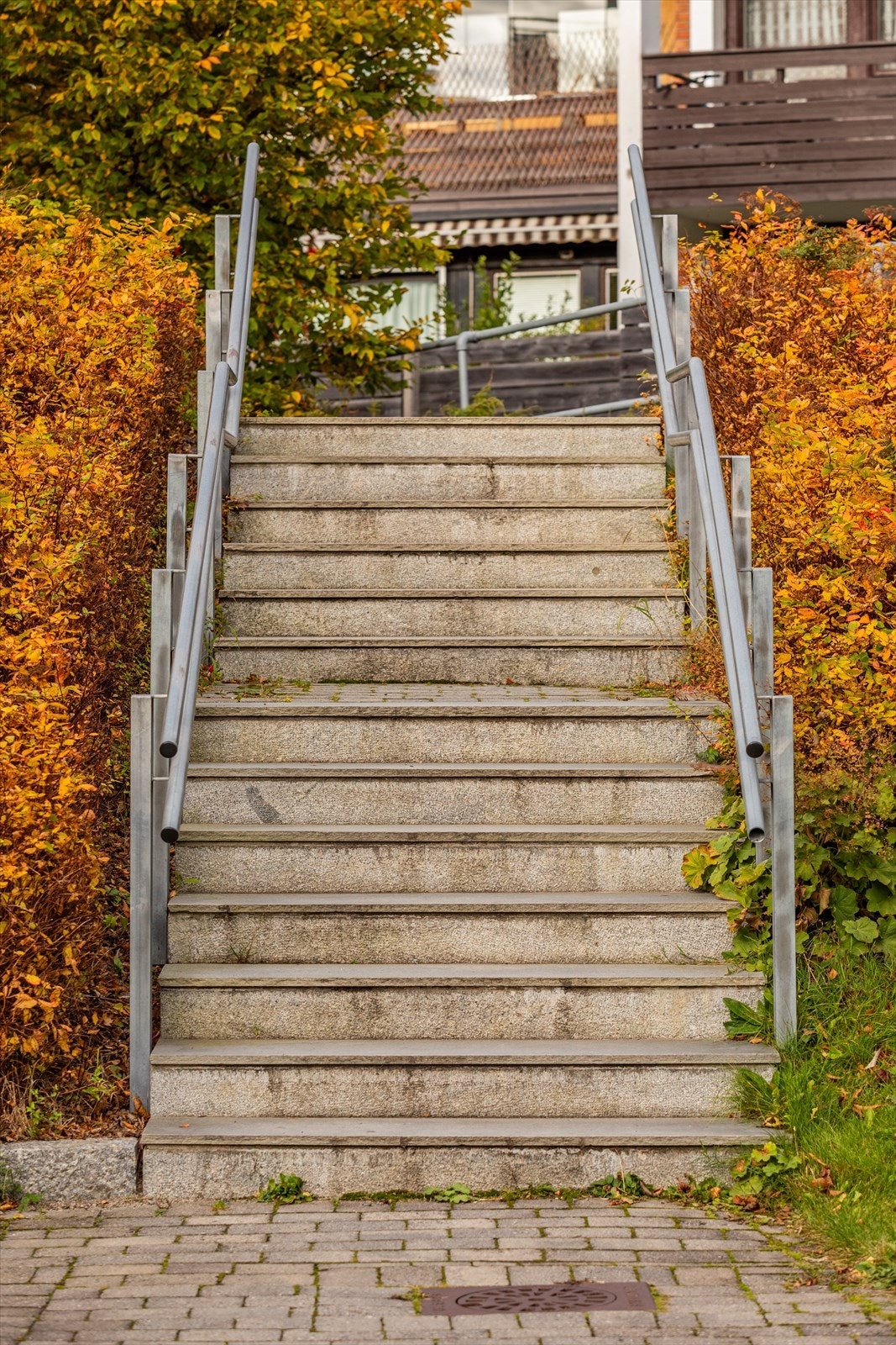 Trappen leder opp til gangvei som leder videre til t-banen. Galleribilde