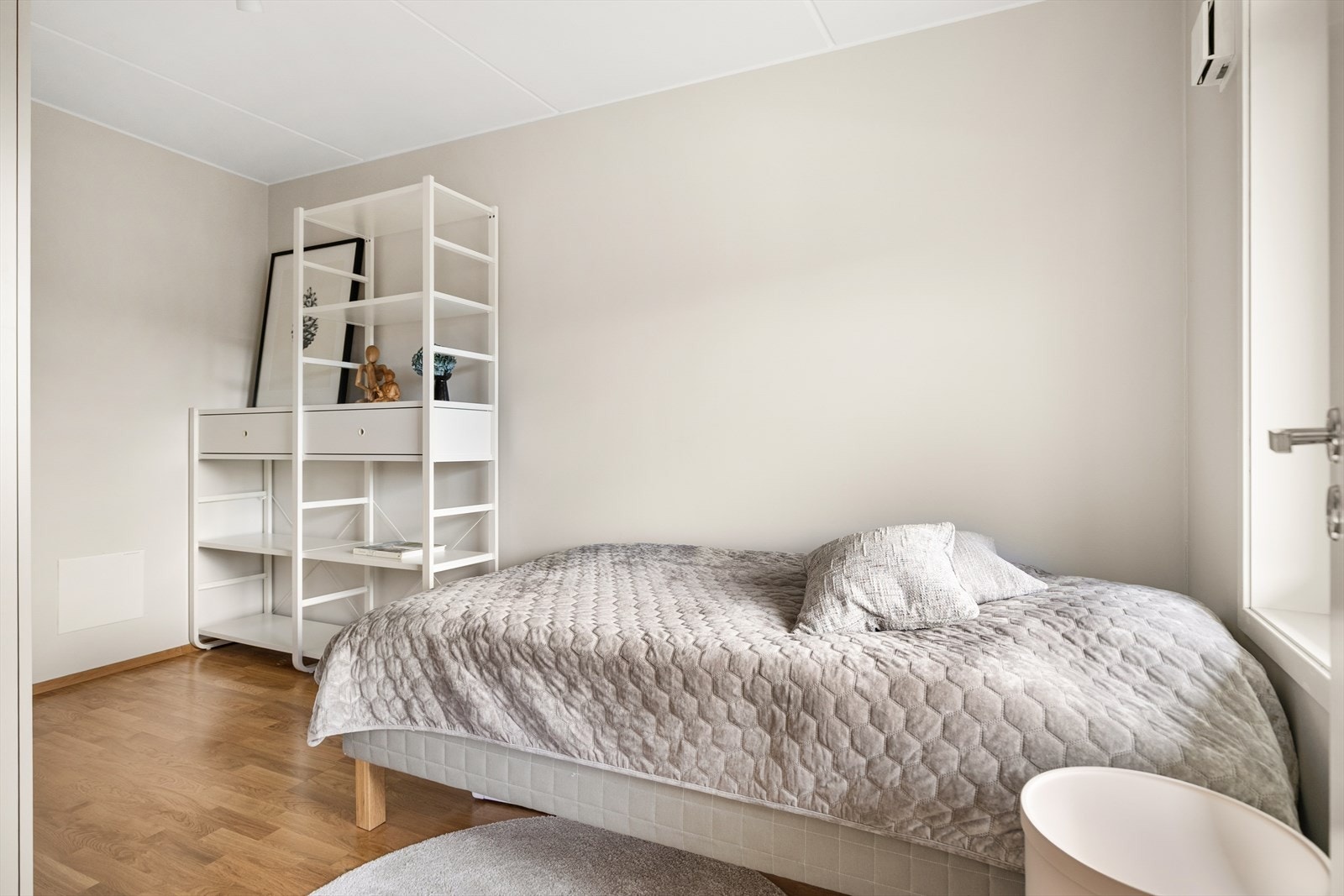 Leilighetens første soverom, lyst og med god plass til seng og oppbevaring. Galleribilde