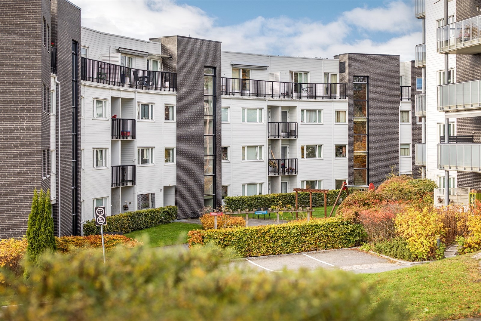 Sameiet har velholdte og barnevennlige fellesområder med lekeplass. Galleribilde