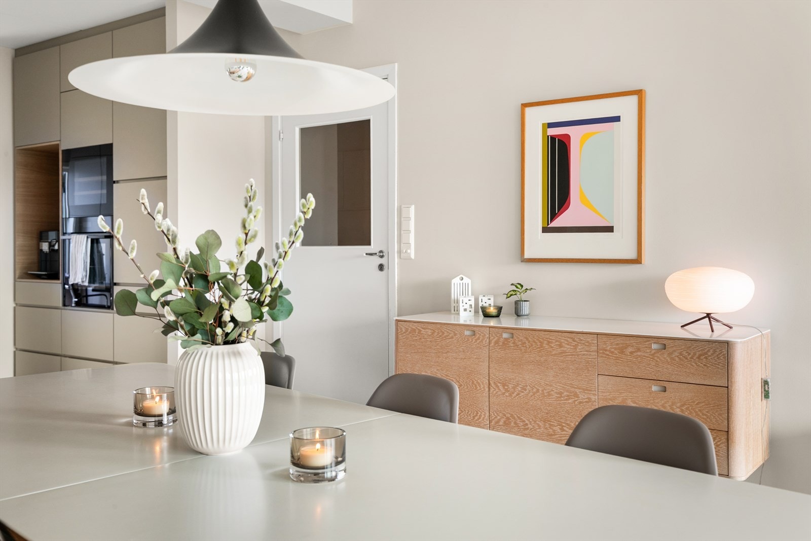 Her er det plass til et romslig spisebord, kombinert med den åpne og sosiale kjøkkenløsningen er dette en perfekt leilighet for å invitere til besøk. Galleribilde