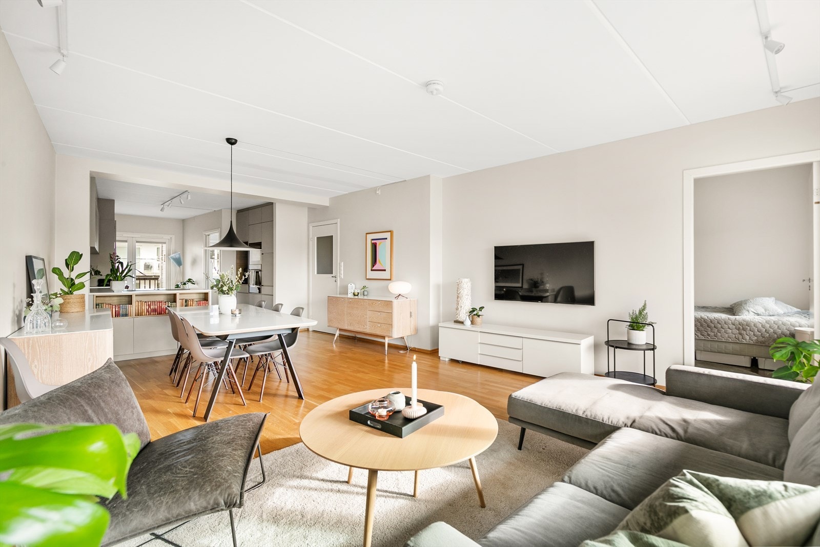 EiendomsMegler 1 v/Even har gleden av å presentere Folke Bernadottes Vei 37C - en flott, gjennomgående leilighet med 2 balkonger. Foto: Isnitt AS v/Emil Jakobczyk. Galleribilde