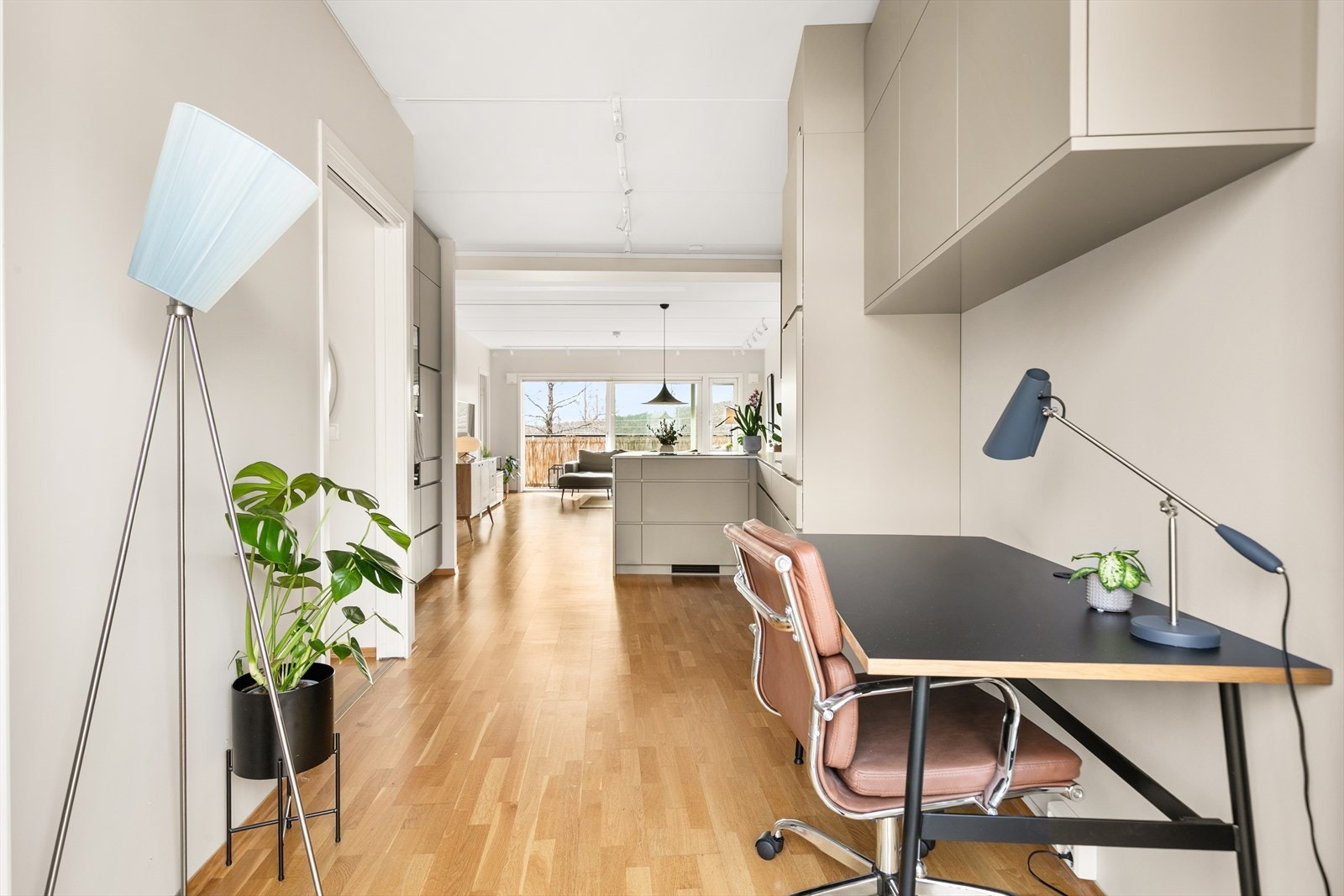 Arbeidsplassen er plassert slik at den har utsyn gjennom leiligheten. Galleribilde