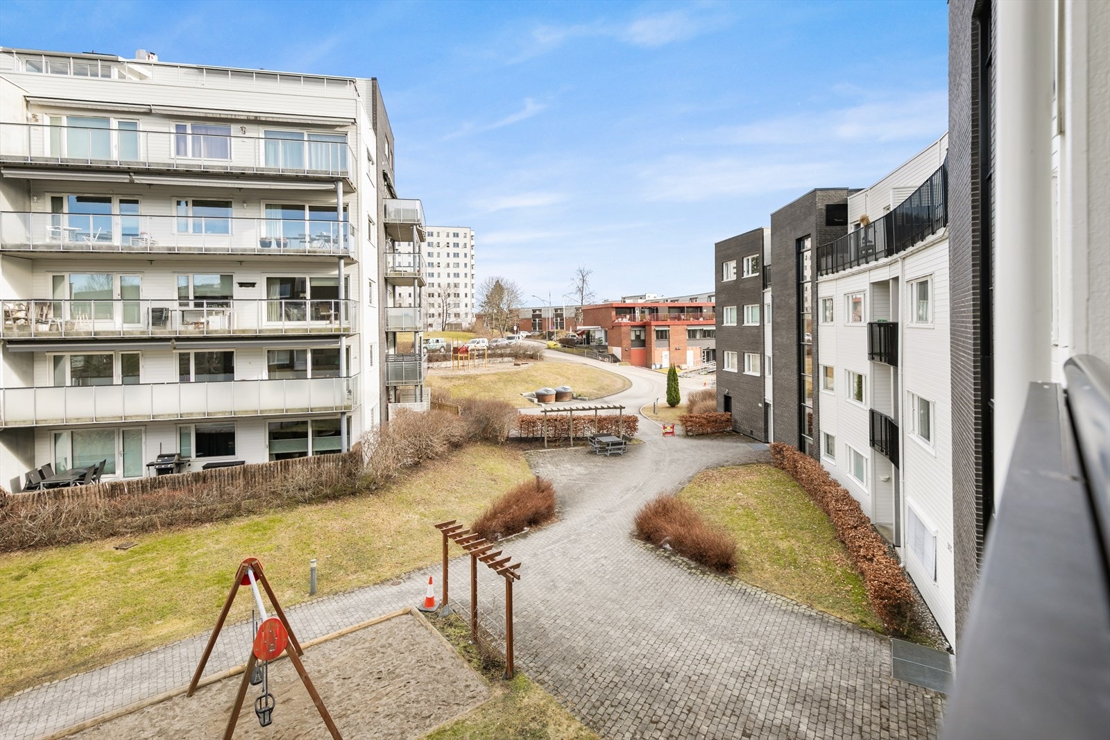 Utsikt over sameiets grønne og velstelte fellesarealer. Galleribilde