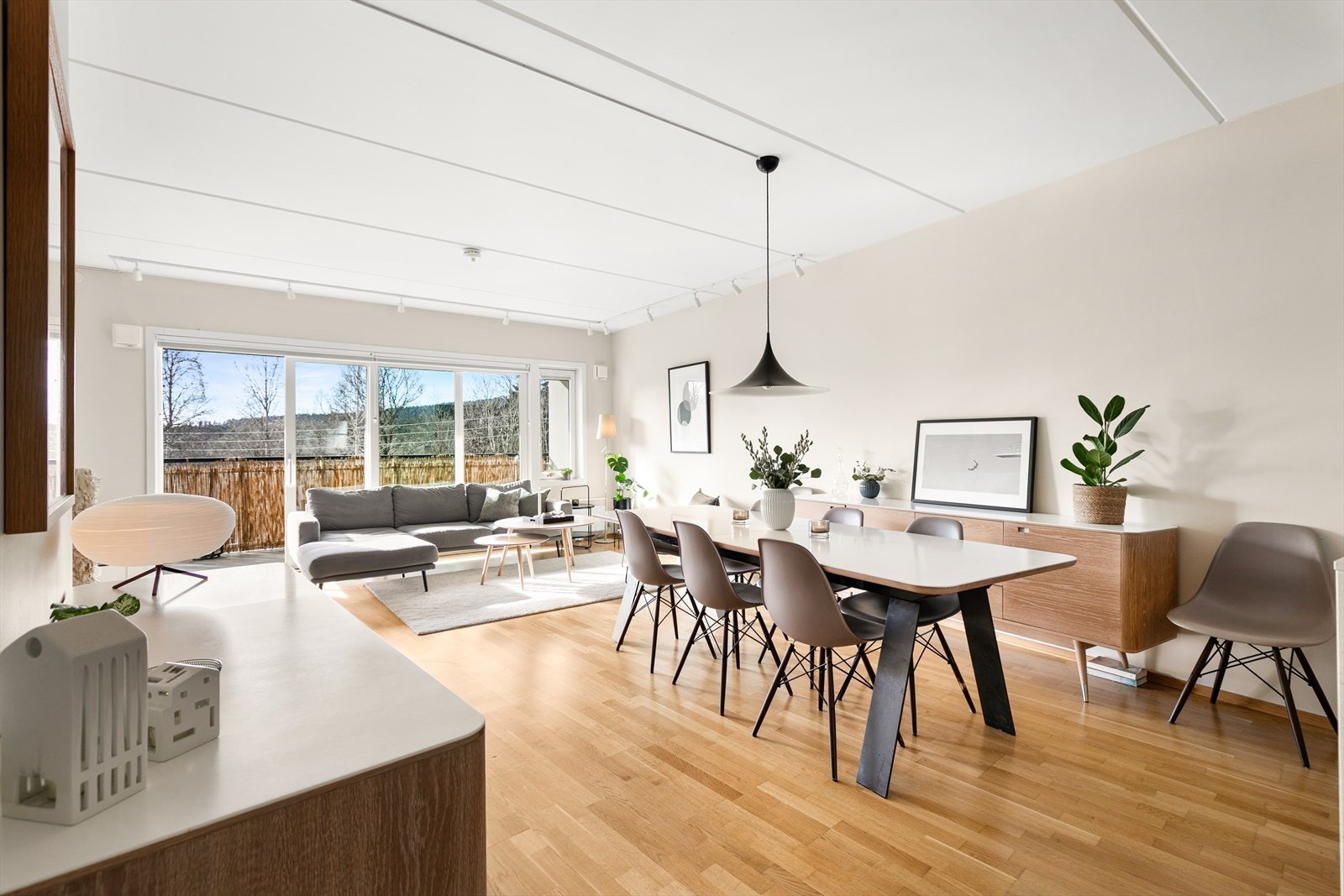 Her har man plass til både sofagruppe og spisegruppe, samt adkomst til 1 av boligens 3 soverom. Galleribilde