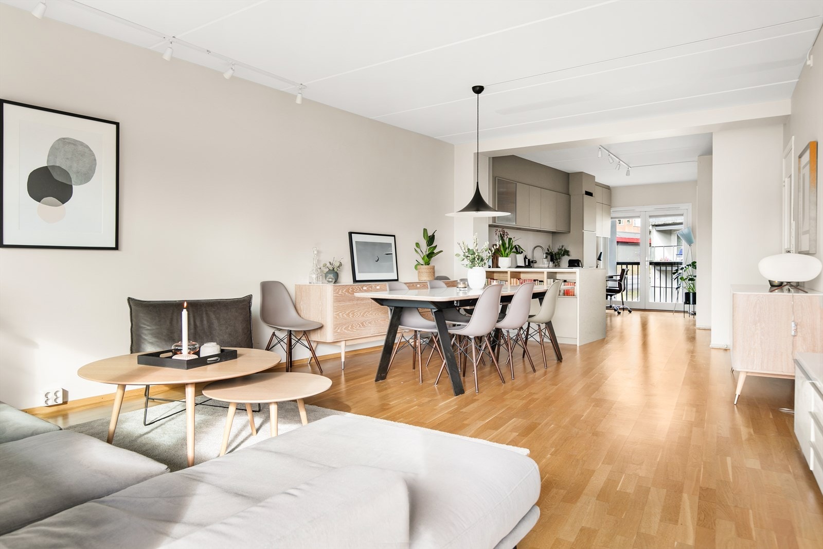 Den åpne løsningen gir en god romfølelse og fleksible møbleringsmuligheter. Galleribilde