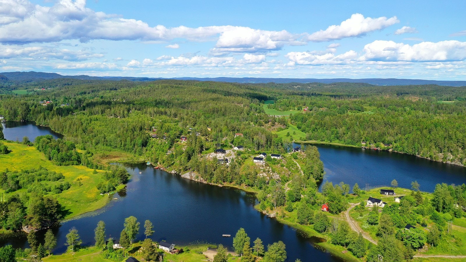 Ytre Enebakk har gode fritidstilbud, med mange forskjellige lag og foreninger. Jeger- og fiskeforening, idrettslag og golfklubb for å nevne noe. Galleribilde
