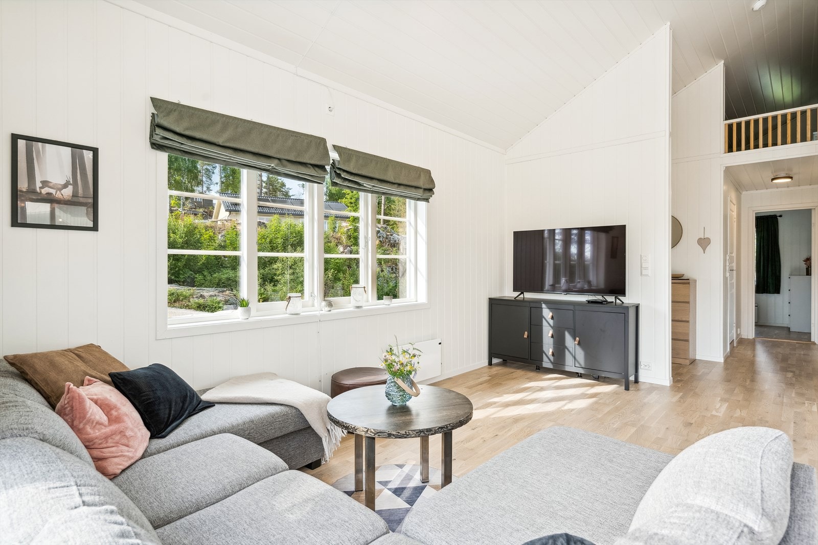 Overflater med parkett på gulv, vegger og tak har trepanel. Galleribilde