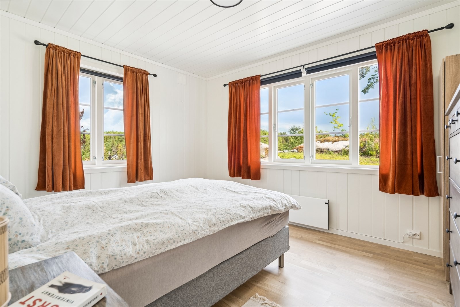 Hytta har tre gode soverom i tillegg til hems. Galleribilde