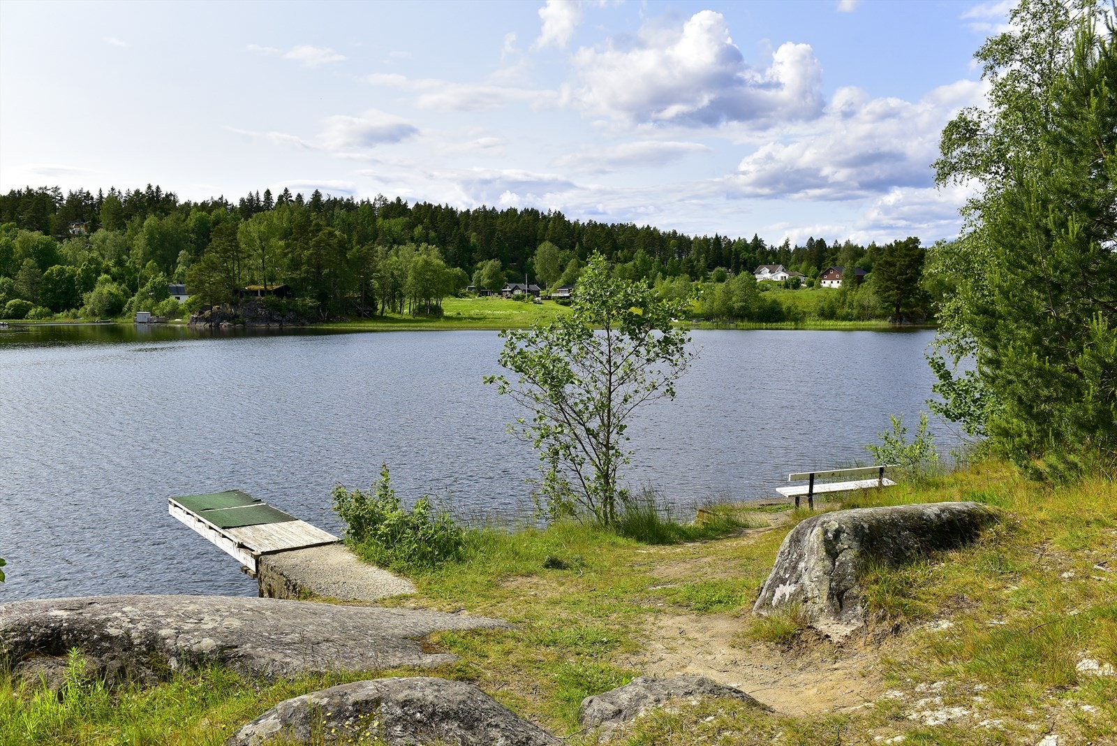 Området byr på flott natur og flere koselige små badeplasser. Galleribilde