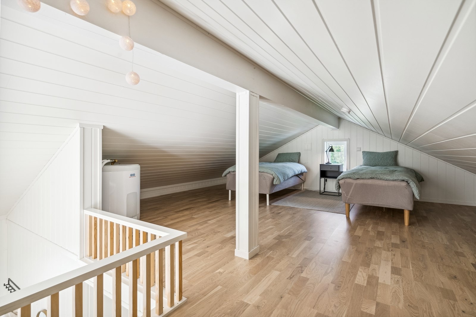 Hemsen er i dag møblert med to enkeltsenger og et nattbord ved vinduet. Galleribilde
