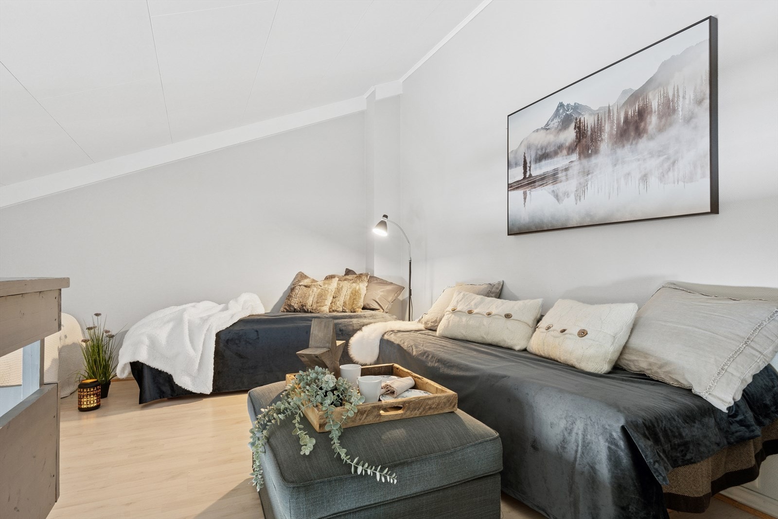 Lys og trivelig loftstue - et perfekt sted for avslapning og hygge med familie og venner. Galleribilde