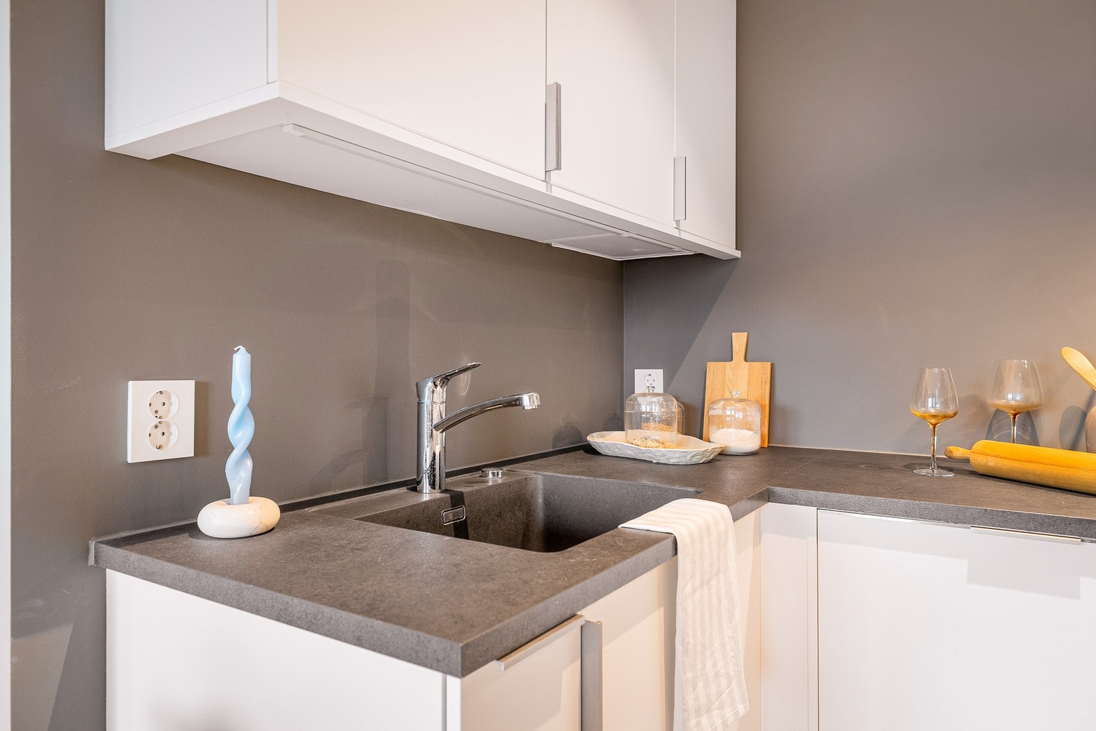 - Underlimt oppvaskkum gjør renhold enkelt. Lys under overskap og godt utstyrt med stikkontakter - Galleribilde