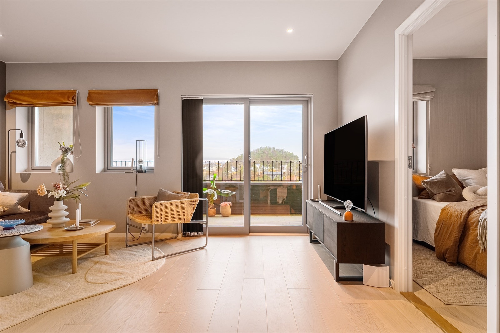 - Det er gangavstand til bussholdeplass like nedenfor leiligheten, butikk, skole og barnehage - Galleribilde