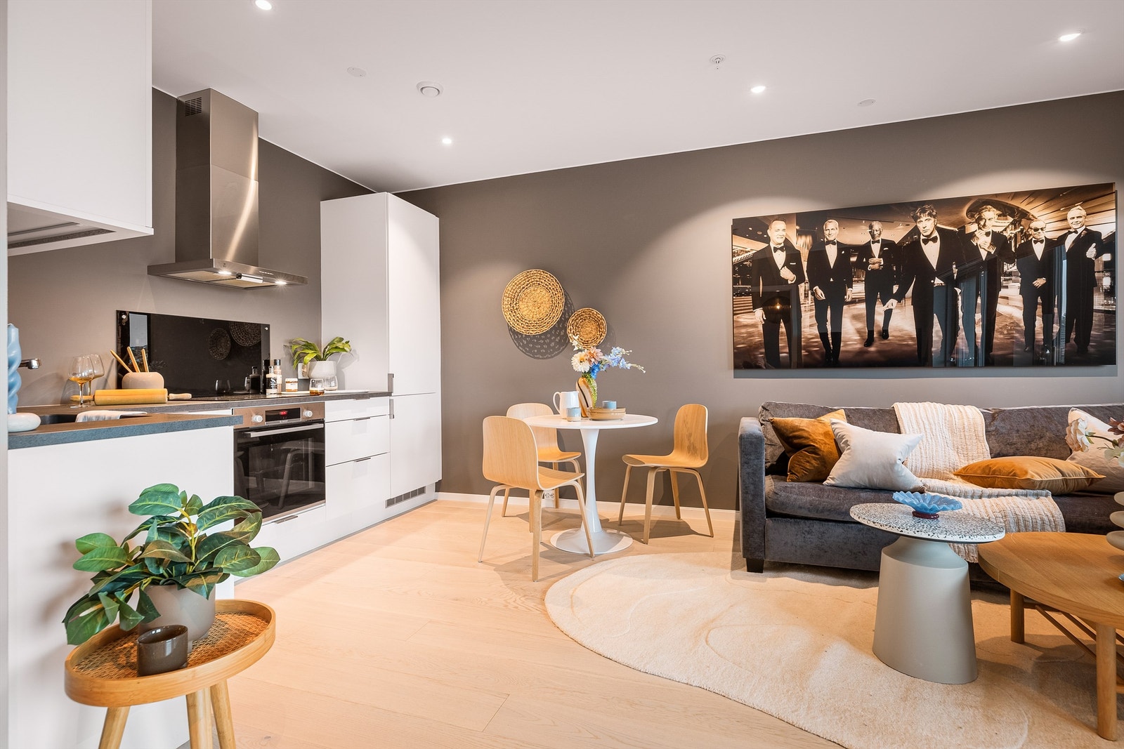 - Lekker leilighet med balansert ventilasjon, lys og fin 1-stavs parkett og tidløst kjøkken med integrerte hvitevarer - Galleribilde