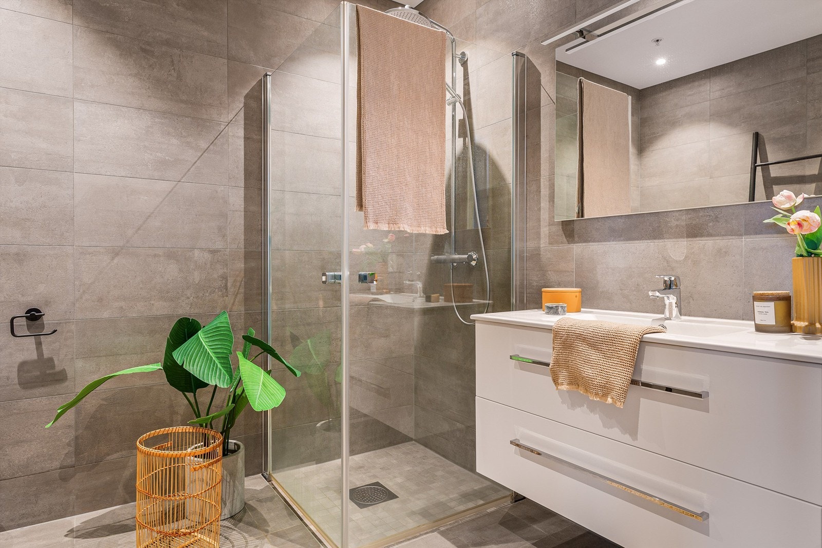 - Dusjvegger kan vendes inn for å frigjøre mer plass - Galleribilde