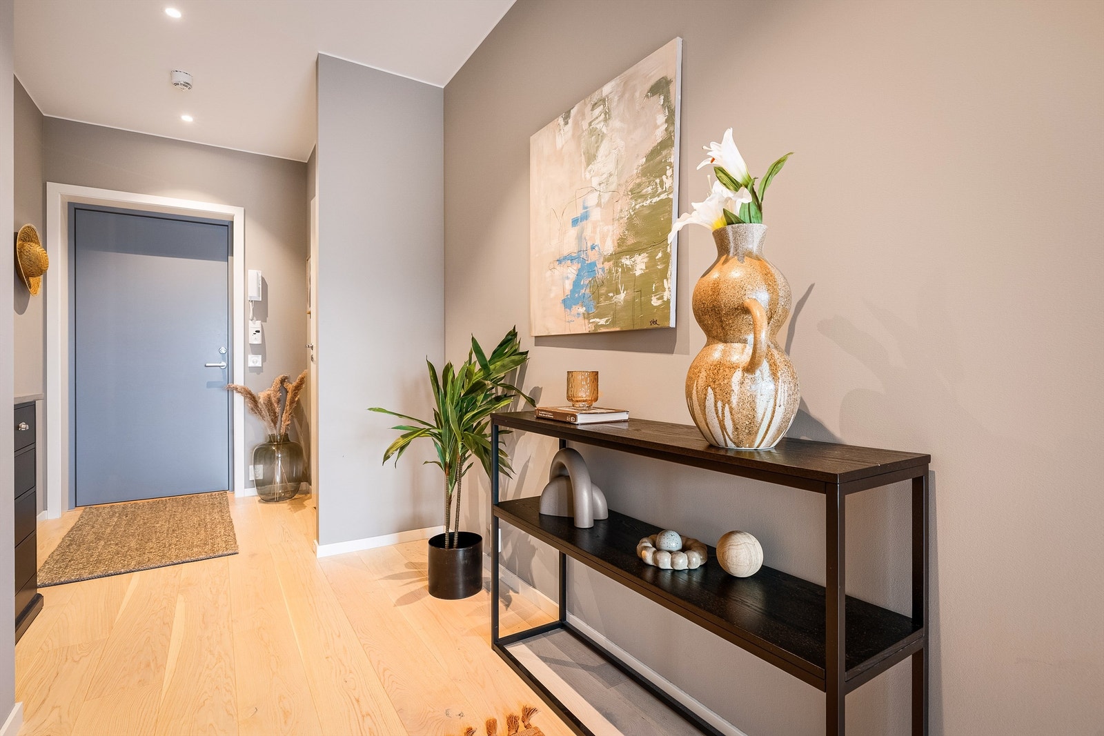 - Romslig gang med god plass til å oppføre garderobe om ønskelig - Galleribilde