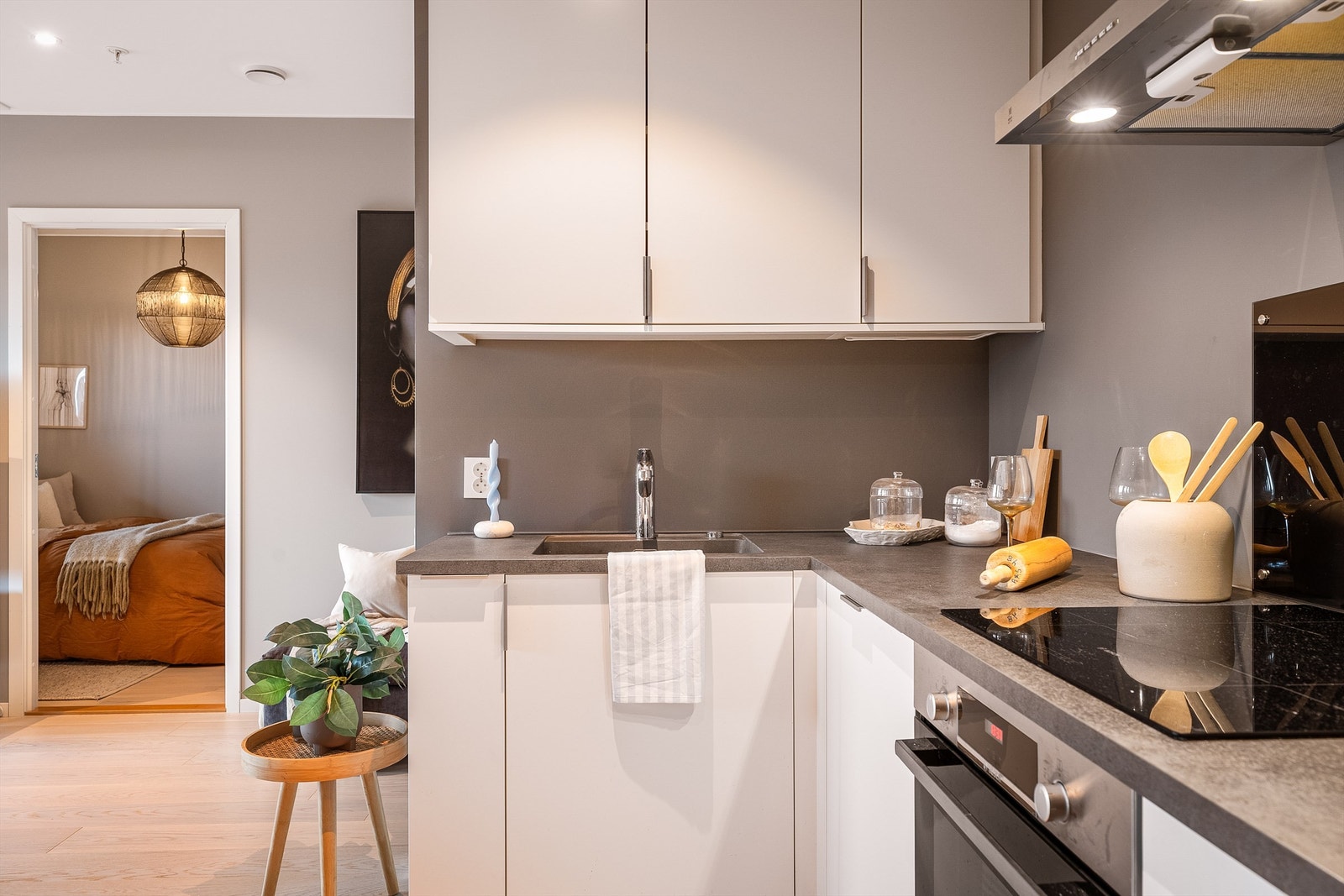 - Et lekkert og praktisk kjøkken med god oppbevaringsplass - Galleribilde