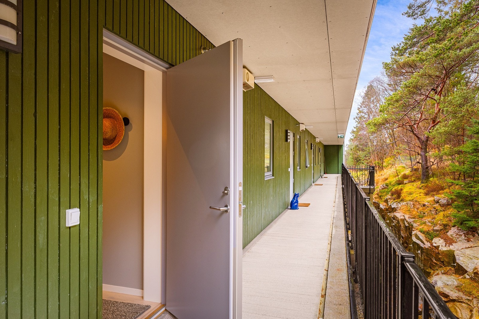 - Her tar du heis fra garasje til øverste etasje og går tørrskodd gjennom overbygget svalgang til leiligheten - Galleribilde