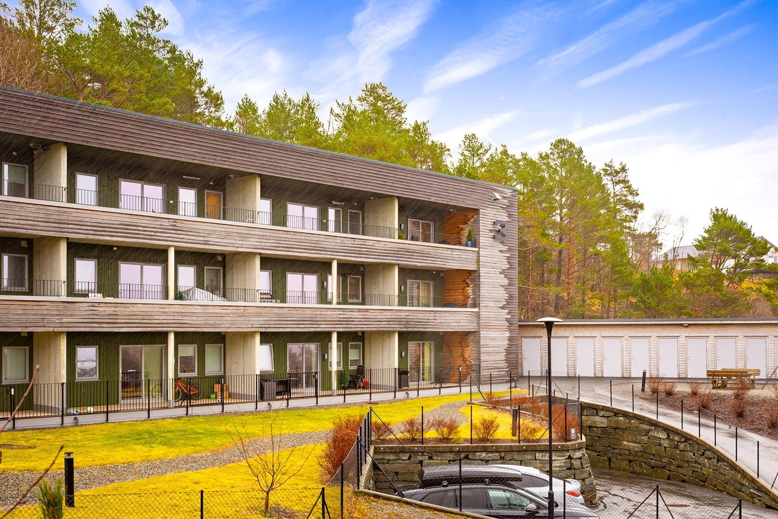 - Lekker og moderne fasade. Legg også merke til bodene til høyre i bildet, og gjesteparkeringen nederst. - Galleribilde