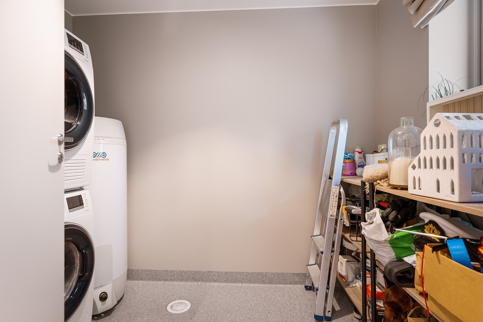 - Meget praktisk med separat vaskerom . Galleribilde