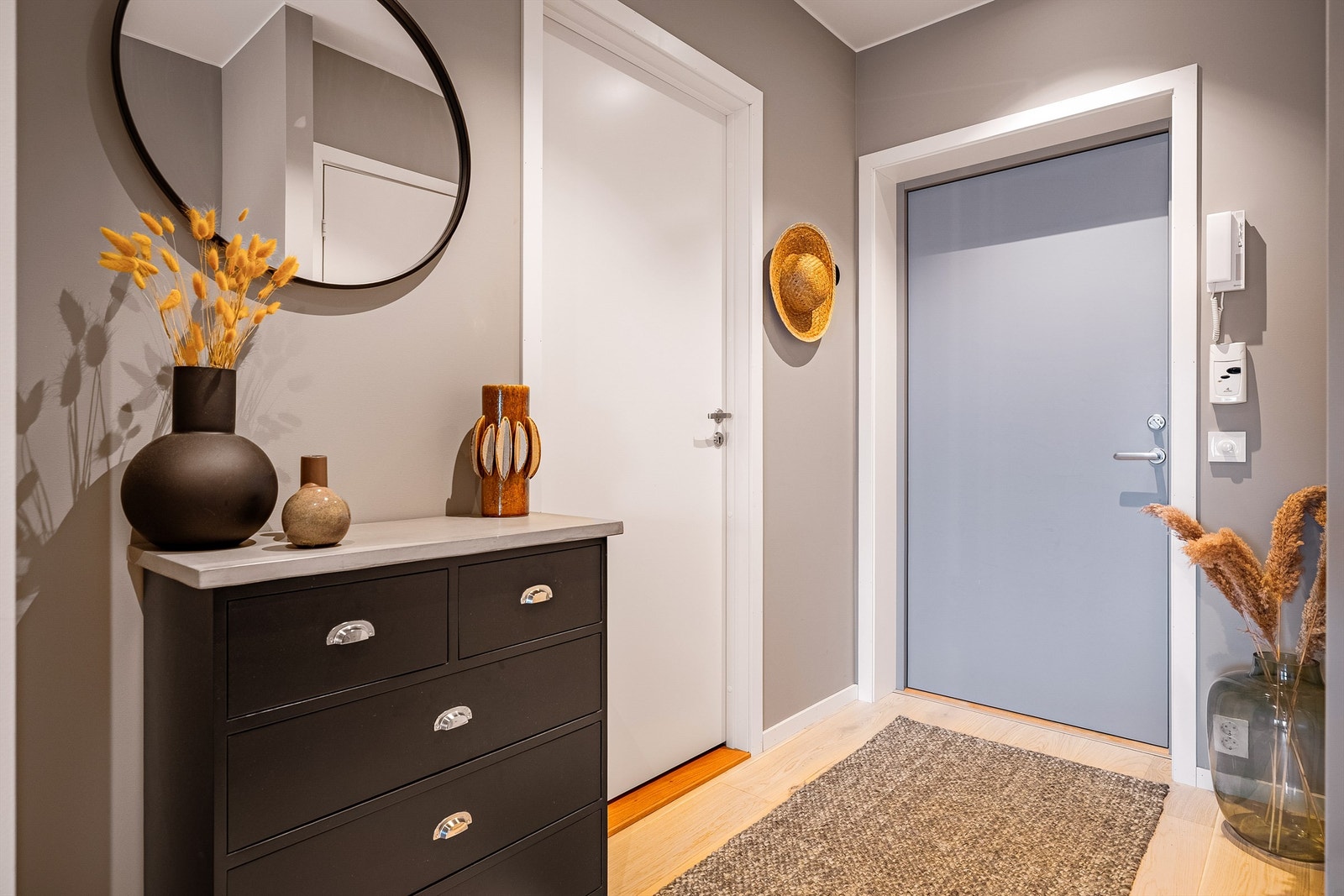 - Lys og fin entré med dørtelefon - Galleribilde