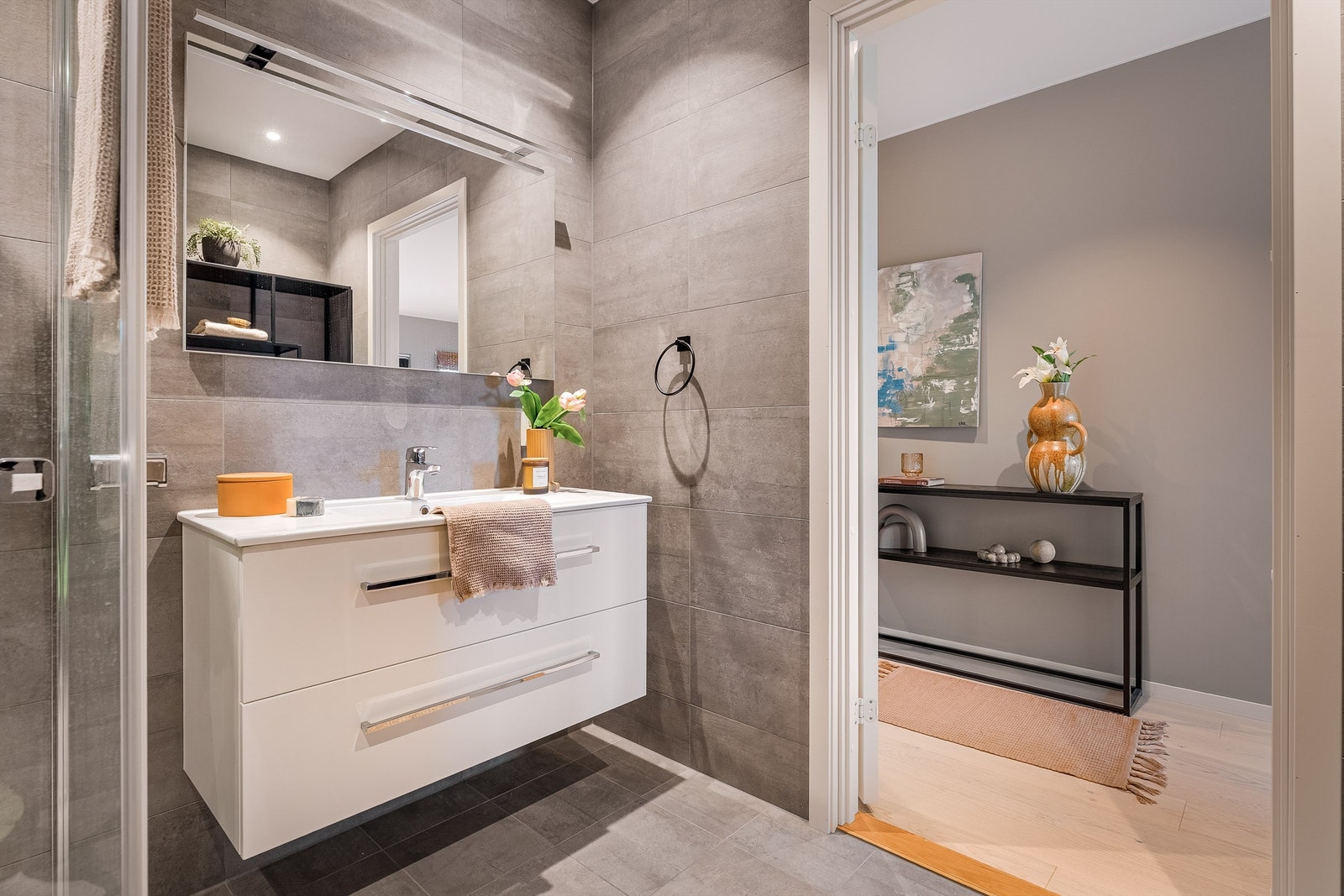 - Helfliset baderom med lekker innredning og vendbare dusjvegger i glass - Galleribilde