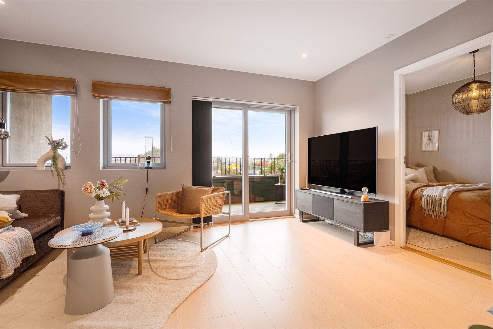 - Leiligheten har god standard og optimal planløsning med to soverom, åpen stue/kjøkken, romslig bad og separat vaskerom - Galleribilde