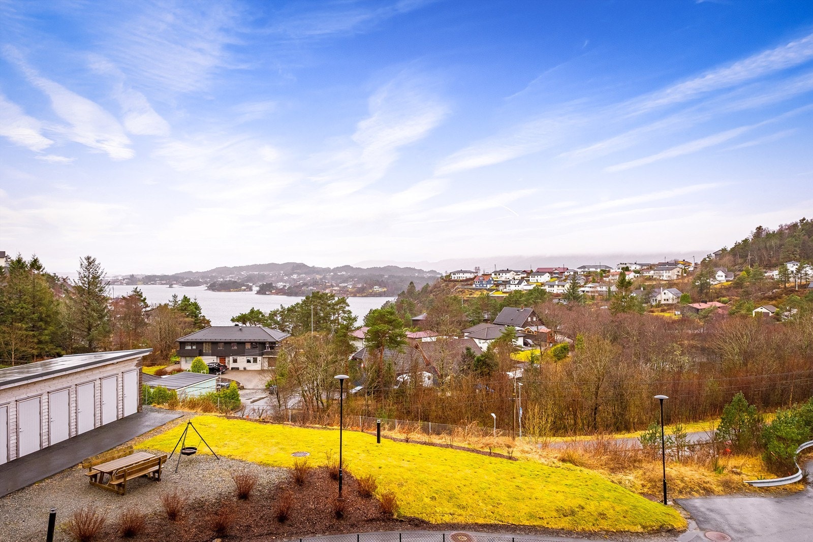 - Idyllisk utsikt fra altanen - Galleribilde