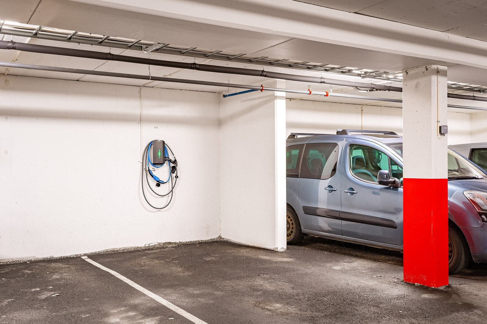 - Garasjeplass med lader - Galleribilde