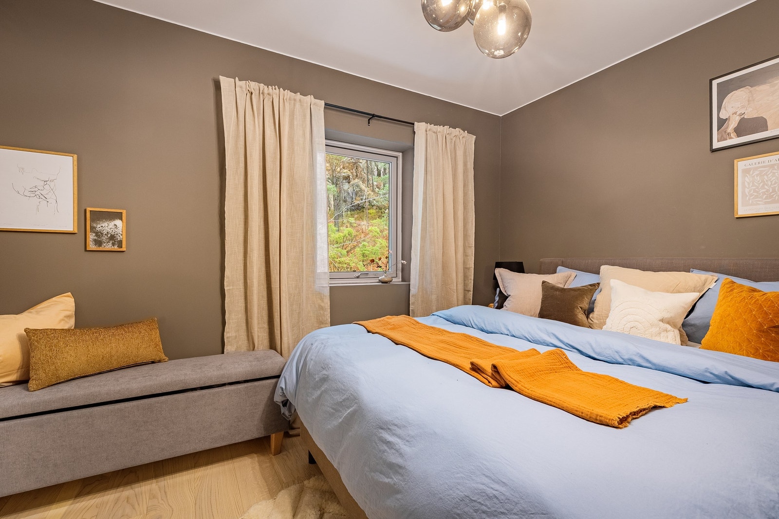 - Soverommet er vendt mot nordøst og man våkner til morgensol gjennom vinduet - Galleribilde