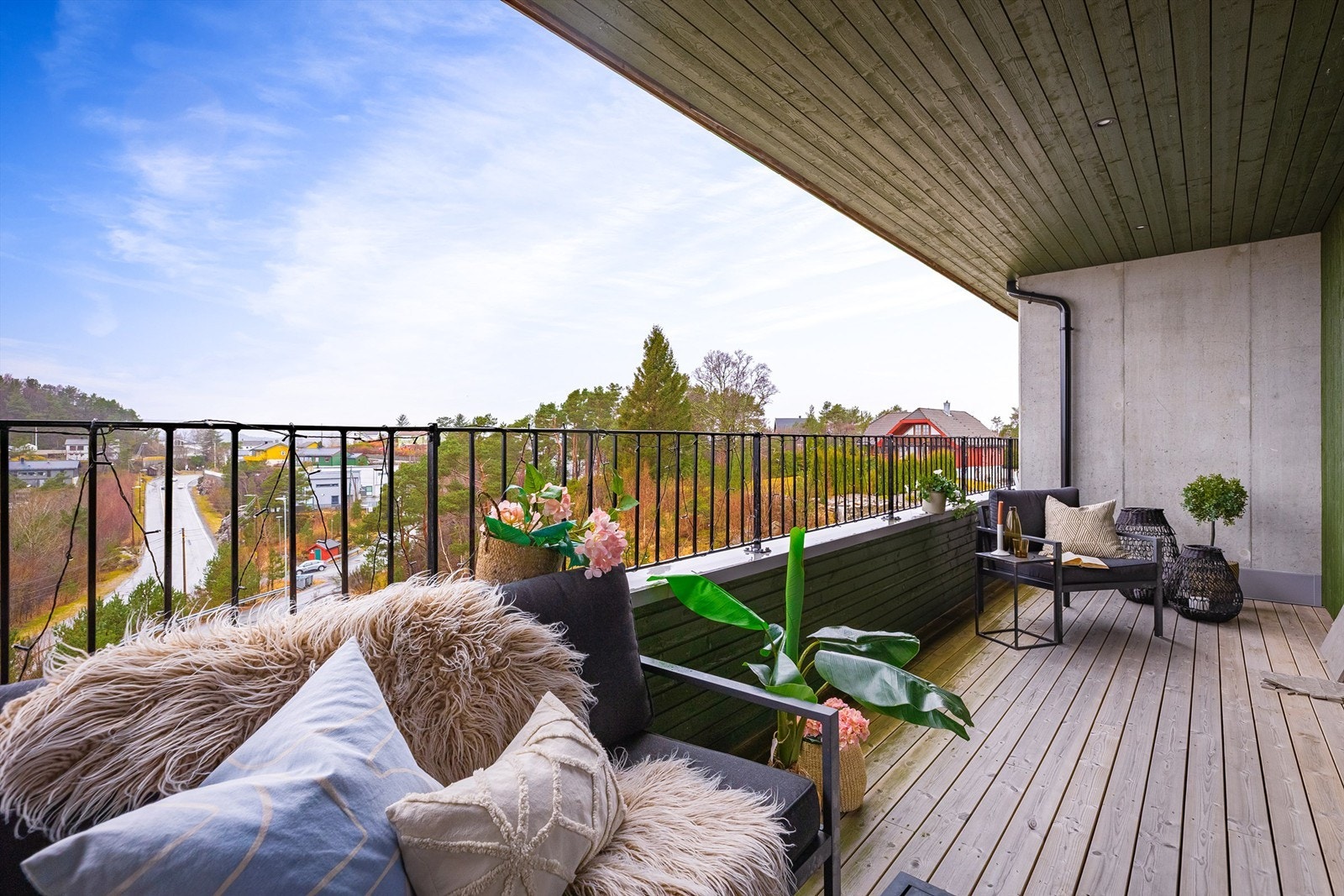 - Overbygget altan på hele 14 kvm, vendt mot sørvest med utsikt over bl.a Vatlestraumen - Galleribilde