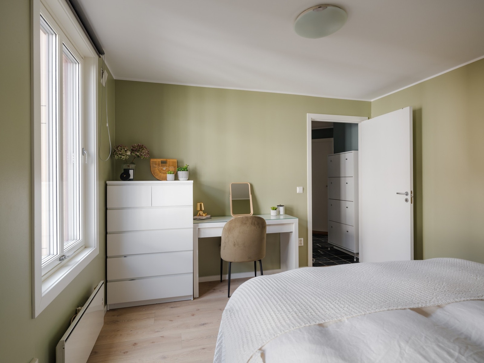Det er god størrelse på rommet med plass til dobbeltseng, nattbord, kommode og pult. Galleribilde