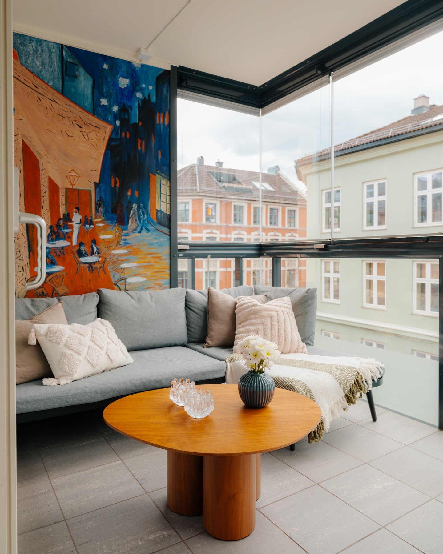 Balkong på ca. 6 kvm som kan benyttes året rundt, perfekt for hyggelige stunder med venner og familie. Galleribilde