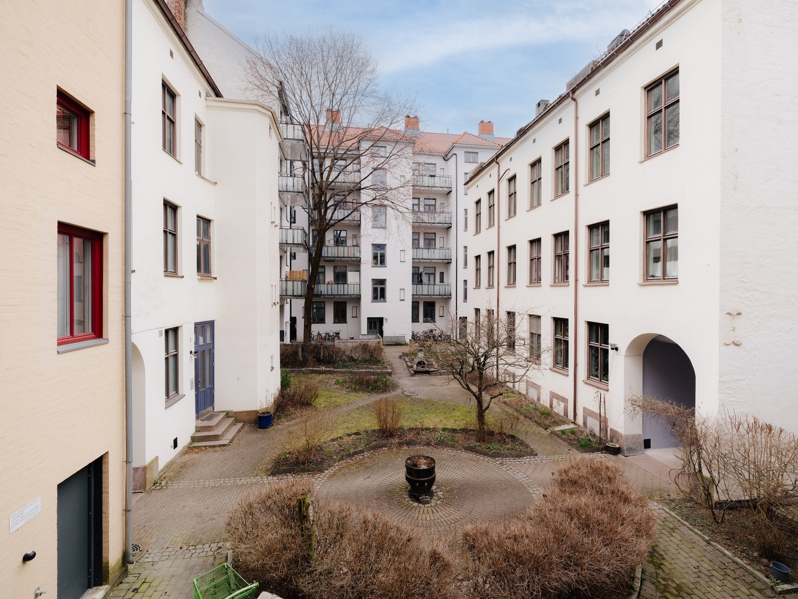 Hyggelig bakgård. Galleribilde