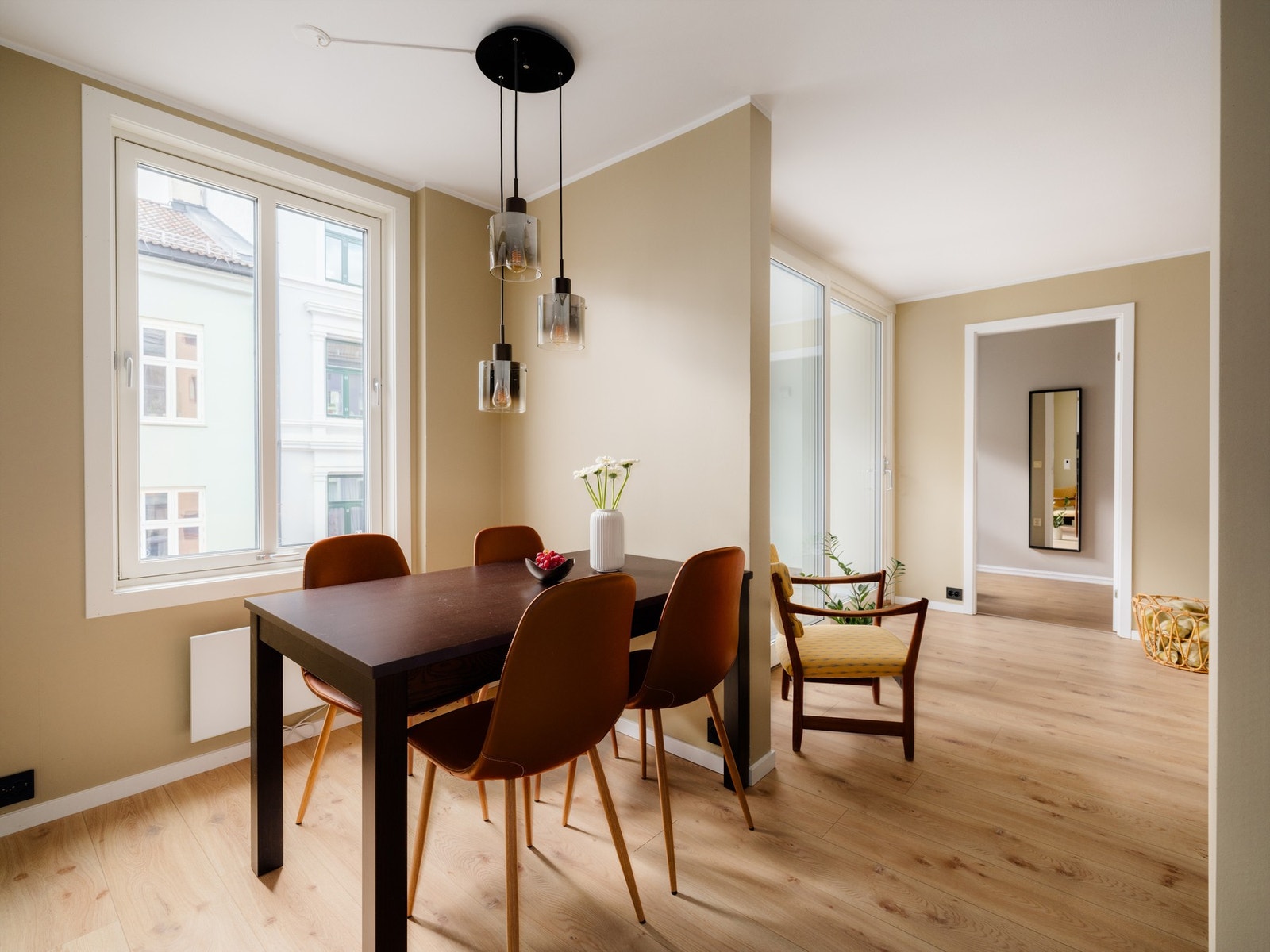 Spisebordet fint plassert ved vinduet med gode lysforhold og en trivelig atmosfære. Galleribilde