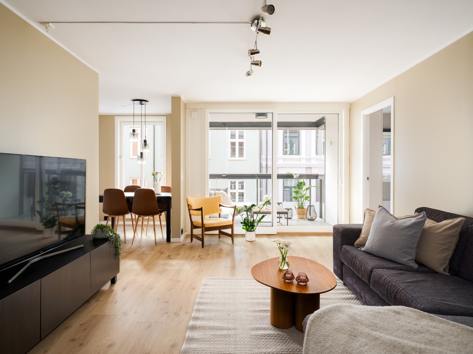Store vindusflater gir rikelig med naturlig lys med direkte utgang fra stuen til innglasset balkong. Galleribilde