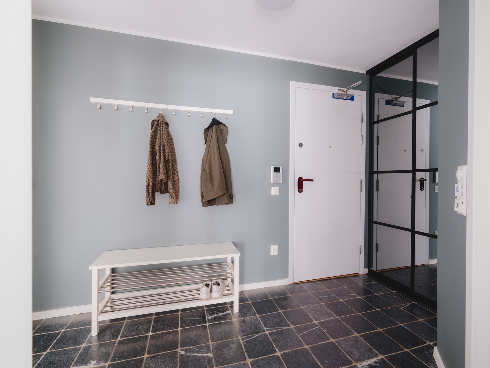 Plass til oppheng av yttertøy og sko samt innebygd skap som gir ekstra oppbevaringsplass. Galleribilde