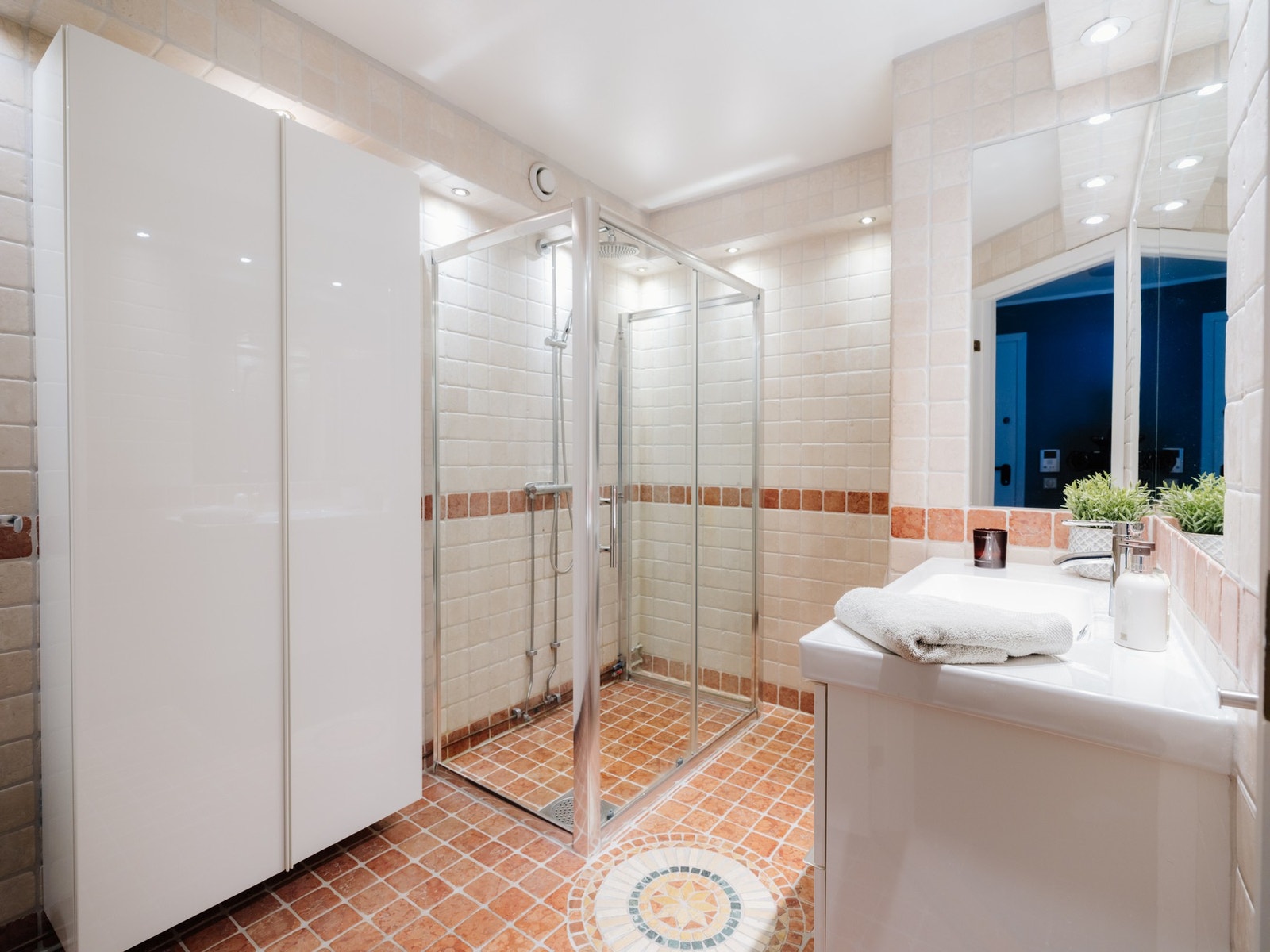 Det er montert et skap på badet for ekstra oppbevaring. Galleribilde