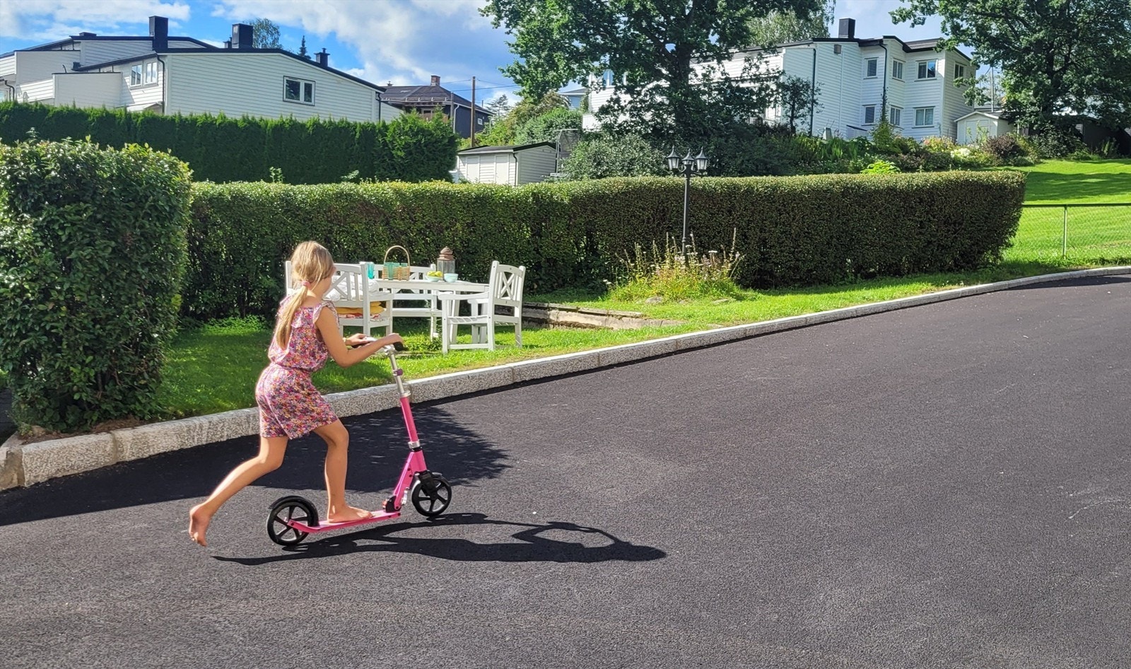 På forsiden av blokken er det satt ut sittegruppe som innbyr til grilling, mens barna sparkesykler eller hopper paradis Galleribilde