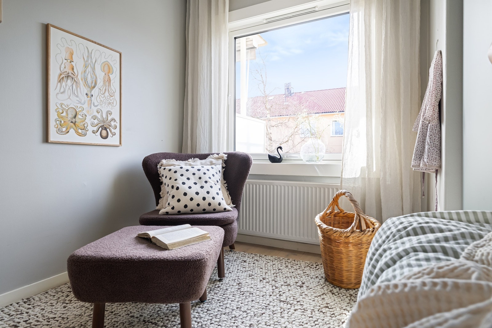 Godt med lysinnslipp fra stort vindu Galleribilde