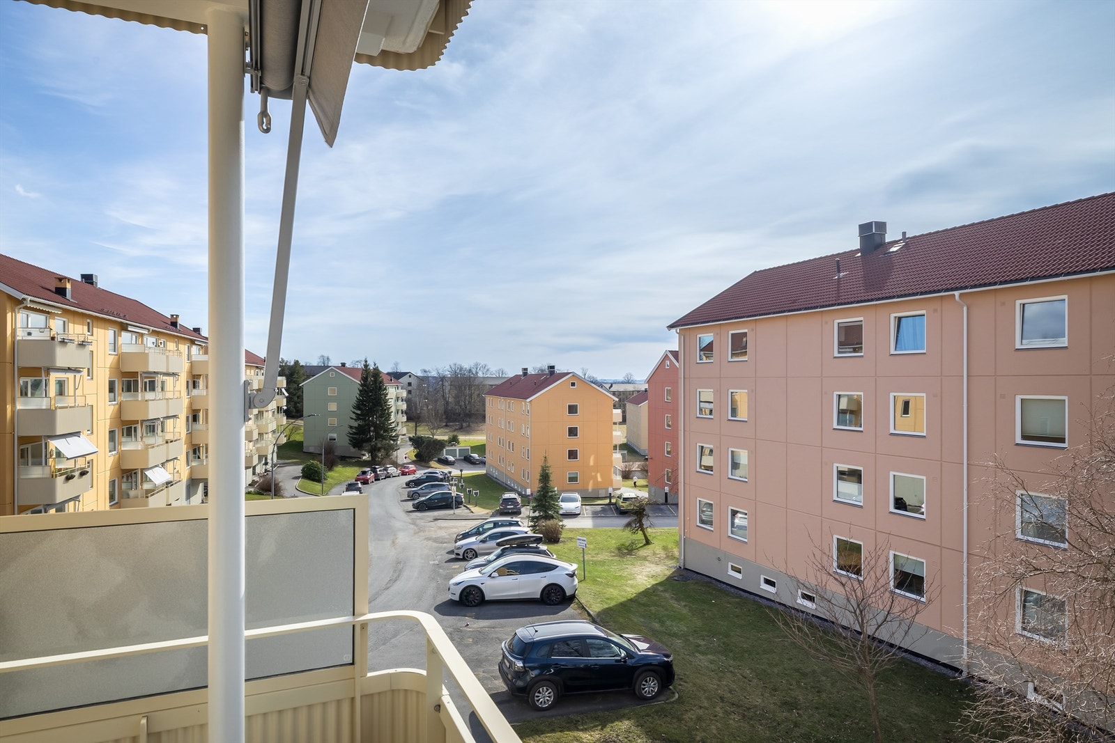 Ny markise er montert og skjermer godt for solen på solfylte dager Galleribilde