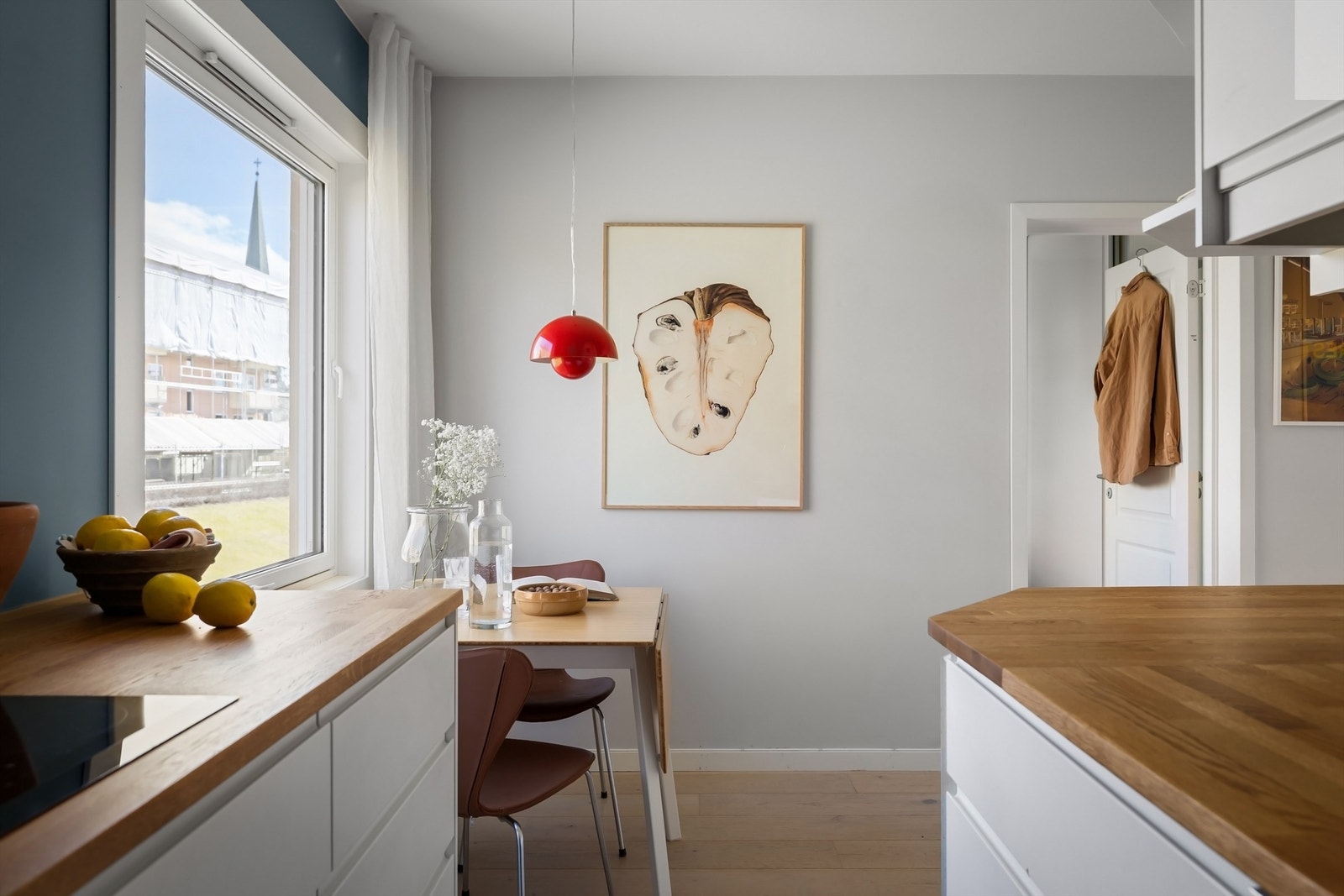 Solen står opp utenfor vinduet til frokost Galleribilde