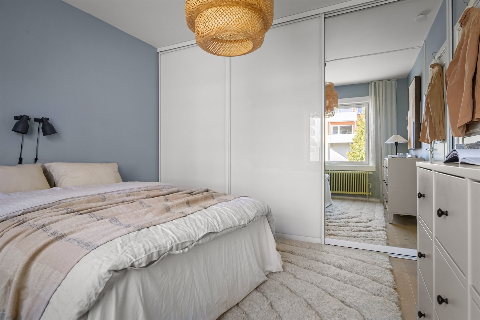Praktisk, plassbygd skyvedørsgarderobe gir god lagringskapasitet Galleribilde