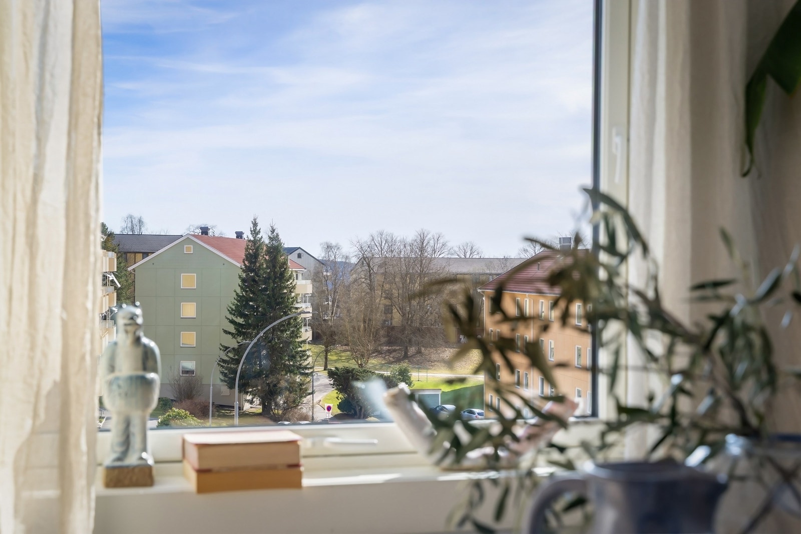 Leiligheten har en meget fin og rolig beliggenhet, omkranset av store grøntarealer Galleribilde