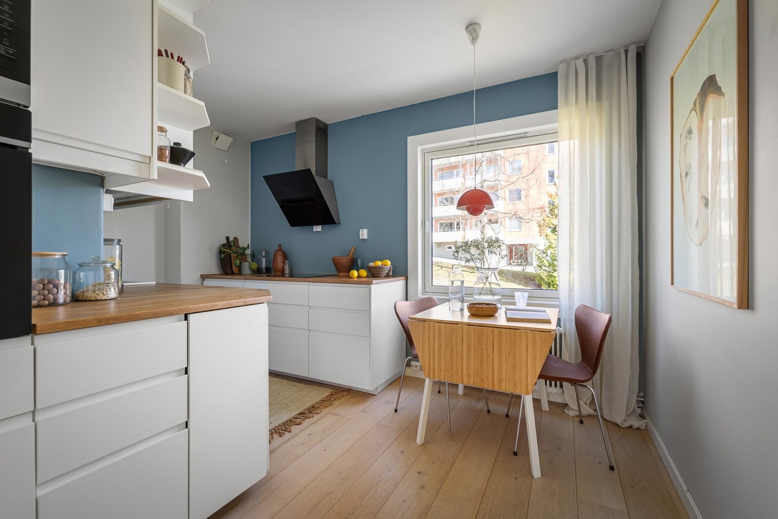 Kjøkkeninnredning fra Ikea med hvite, glatte fronter og benkeplate i tre (nylig pusset/oljet) Galleribilde