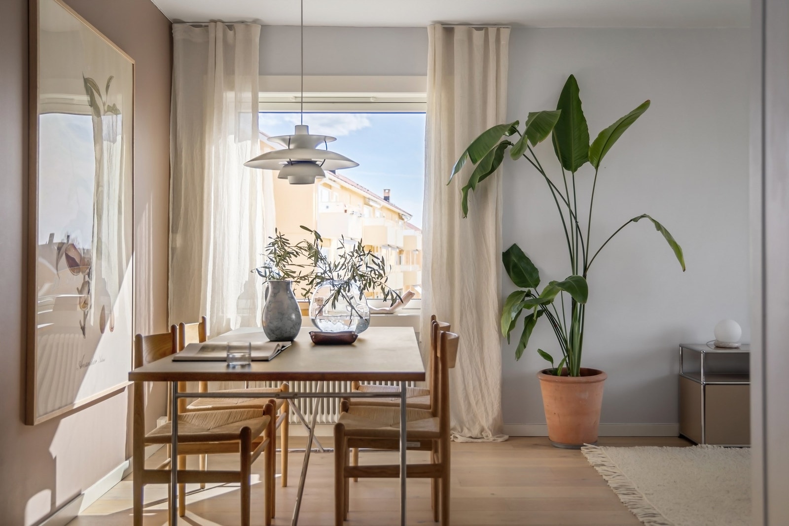Spisestuen er et sosialt midtpunkt med hyggelig utsyn over borettslaget Galleribilde